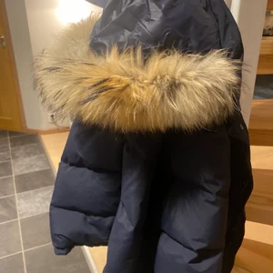 Ver de terre - Säljer denna fina jacka från det danska märket Ver De Terre🙌🏽. Jackan är som ny och är i väldigt fint skick med äkta päls på luvan. Liknar moncler och parajumper. 