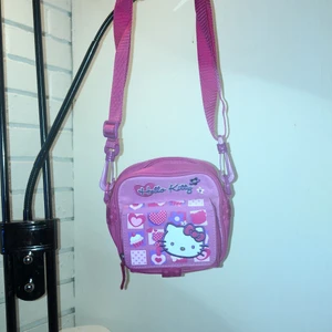 Hello Kitty bag - Hello Kitty SANRIO :))) köpte den i affär, men den är knappt använd. Kommer sakna den :((( skriv dm ifall nån vill köpa