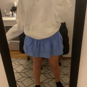 Kjol ifrån mango - Säljer denna super trendiga kjol ifrån mango! Storlek L och sitter perfekt på mig med S, knappt använd och köpt i somras i Kroatien. Skriv för frågor osv, köpare står för frakt!