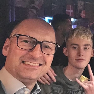 Henrik - Dethär är Henrik han påstås vara multimiljonär och bor i Middlefart, en liten stad i centrala Danmark. Henrik bjöd mig och en kompis på öl heeeeela kvällen och köpte 30 shits fernet. Vi trodde han hade någon sorts agenda men så var det helt enkelt inte. Slutade med att han gick hem och vi drog vidare. Ringde honom dagen efter då jag fått hans business card. Vi tjötade lite och skrattade tillsammans över kvällen innan. En trevlig man helt enkelt, gift med två döttrar. Hälsa om ni träffar på honom