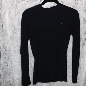 Tommy Hilfiger polotröja - Marinblå långärmad polotopp från Tommy Hilfiger i storlek 176. Är en ungdomsstorlek men passar även xs. Den är ribbad och i nyskick. Använd en gång.