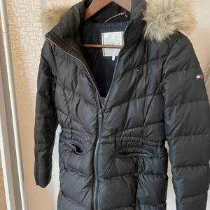 Tommy Hilfiger dunjacka - Dunjacka från TH i fint skick. Använd en säsong. Storlek 152