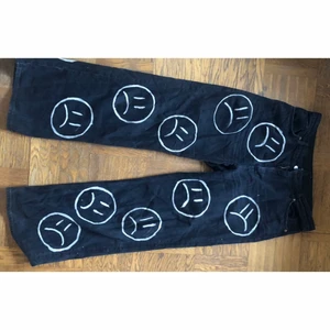 Smiley byxor - Säljer dom här svarta byxorna som kommer ifrån monki som jag ritat ledsna smileys på framsidan och glada på baksidan av byxorna och så har jag blekt bakfickorna också så dom har samma färg som smileysarna. Dom är i storlek 32 på monkis jeans ungefär storlek 40 kanske även 38. Inköpta för 400 kr för ett år sen. Mer bilder kan skickas 