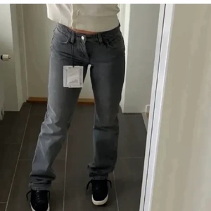 Populära jeansen från Zara! - Säljer dessa populära grå/svarta jeansen från Zara i storlek 38 då jag råkade köpa 2 par! Sjukt snygga raka mid/low rise jeans och dessutom slutsålda, så passa på! OANVÄNDA med prislapp kvar.✨ Eventuell frakt tillkommer, paketet kan skickas i orginal box från zara🖤 (lånade bilder)