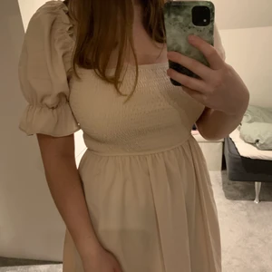 Beige klänning - Beige söt sommarklänning från SHEIN ✨🌸 storlek M, 150kr + frakt. (Slutar strax över knäna men syns ej på bilden)