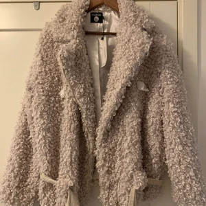 Jacka boohoo - Jackan är väldigt skön, den är aldrig använd + prislappen är kvar. Den är för stor på mig, säljer den för 300kr❤️