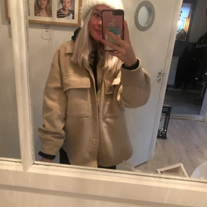 Jacka  - Säljer min fina maj jacka ifrån Gina tricot. Köpt för cirka 3 veckor sedan alltså hel och fin fortfarande. 