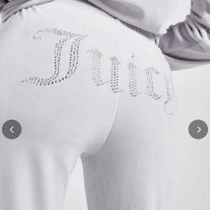 Juicy couture Diamond - Grey - Helt nya juicy couture byxor, beställde de och missade tiden för att skicka tillbaka de. Säljer nu dessa supersnygga byxor då de är förstora för mig. Det är stl xs men de är stora i storleken så skulle säga att de passar en S eller M.