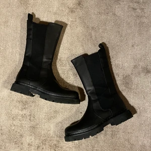 Svarta Boots i konstläder  - Så snygga boots köpt bara för någon dag sedan så är dom nya!❤️ Nypris 899, säljer för 466 inkl frakt💌