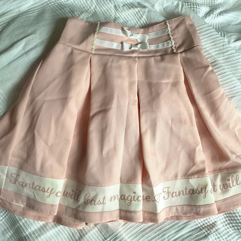 Söt rosa kjol, köpt i Japan. Passar bäst för XS och S. Har dragkedja och stretch. Två små fläckar vid dragkedjan. . Kjolar.