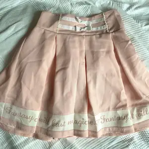 Söt rosa kjol, köpt i Japan. Passar bäst för XS och S. Har dragkedja och stretch. Två små fläckar vid dragkedjan. 