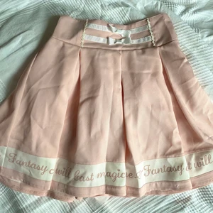 Kawaii kjol  - Söt rosa kjol, köpt i Japan. Passar bäst för XS och S. Har dragkedja och stretch. Två små fläckar vid dragkedjan. 