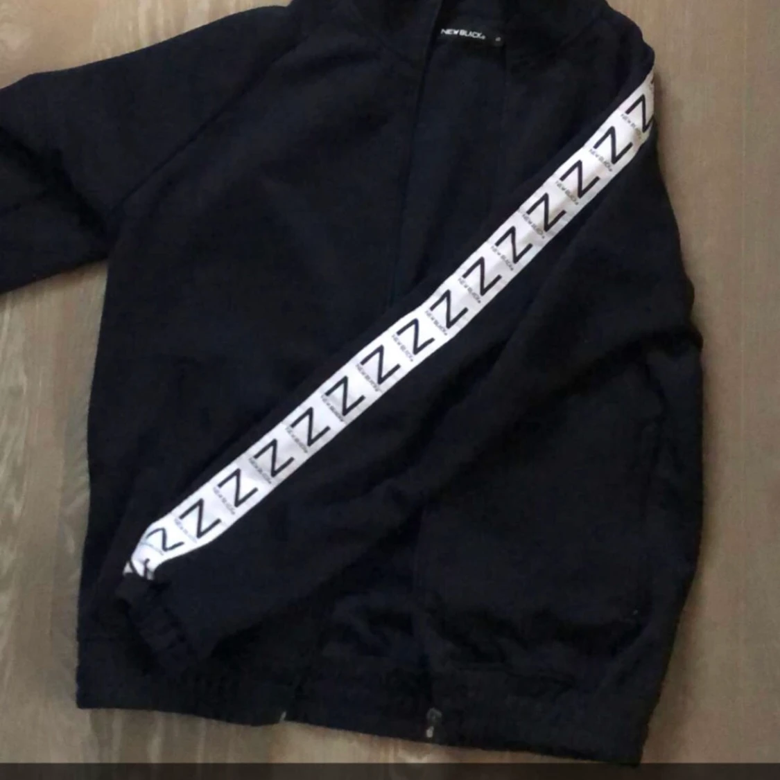 Säljer new black tröja köpt på Knnedise  - 91