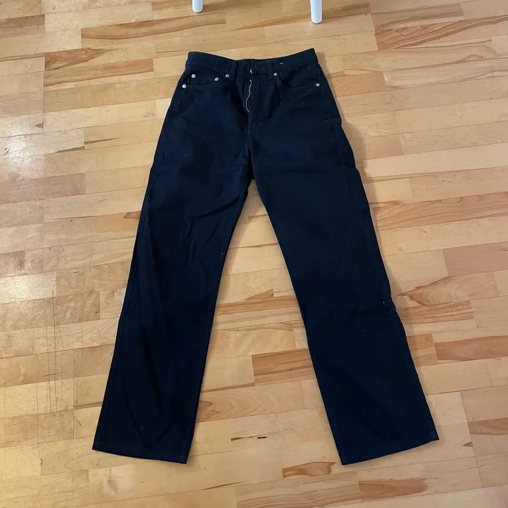 Helt oanvända svarta jeans från Weekday! Säljs då de är för små… Storleken är W27 och L30 och modellen är rowe. Som sagt aldrig använda!🖤👖 250kr + frakt (ordinarie pris 500kr). Jeans & Byxor.