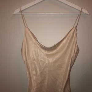 Rosa satintopp - Snygg ljusrosa satinlinne, köpt på plick men aldrig använt då det inte riktigt passade mig! Sista bilden lånad från plick. 