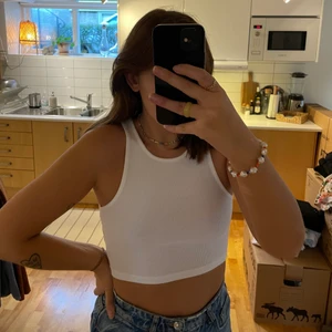 Vitt linne  - Ett vanligt vitt linne från Weekday! Helt oanvänt. Storlek S🤍 50kr + frakt 