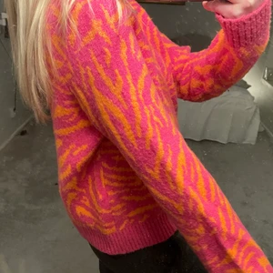 Stickad tröja - Jätte cool stickad tröja i väldigt bra skick