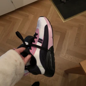 Sneakers  - Säljer dessa snygga sneakers för 400 kr, storlek 37.