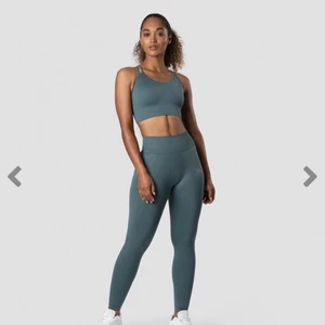 Icaniwill träningsset - Säljer detta träningsset från icaniwill i färgen jungle green. Köpt begagnat men inte använt av mig pga för lite för stor tyvärr 💕 Både sport-bhn och tightsen är i storlek M och frakt är inräknat i priset! ☺️