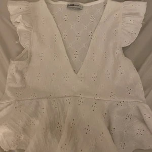 Vit topp  - En vit topp, knappast använd i storlek S 