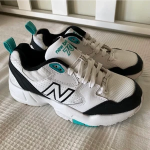 New Balance skor - Knappt använda så de är i mycket bra skick! De är bara att skriva för fler bilder eller vid andra frågor:)