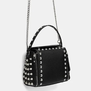 Zara väska  - Säljer denna trendiga nitväskan ifrån zara. Helt slutsåld. Först till kvarn💕💕💕💕