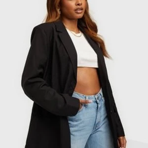 Oversized svart kavaj - Super trendig svart kavaj. Funkar för alla storlekar men är i storlek L/XL. Knappt använd från tiger of Sweden