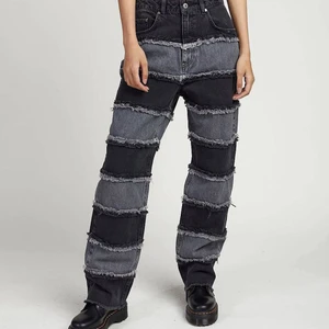 Patchwork jeans - Säljer mina ascoola patchworkjeans från Ragged Priest då de tyvärr inte kommer till användning längre. Jeansen är raka i benen och uppsydda en aning men passar även om man är längre än jag på bilden som är 160! De är sparsamt använda och har inga defekter. Storlek 24 men stora i storleken så passar även storlek 25, ev. 26 🙌🏼😍  Drar igång en budgivning om fler är intresserade 🥰 nypris: 759kr