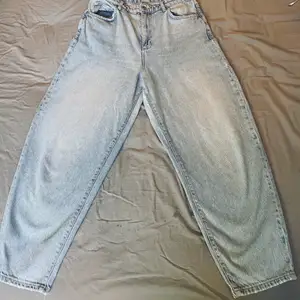 Perfekta ljusa jeans. Helt oanvända med en ”ballong” modell som de heter så fint. 