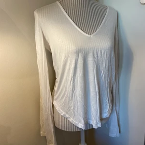 LÅNGÄRMAD TRÖJA - Super snygg tröja med utsvängda ärmar. Tunnare material som är super skönt. Från nly trend alltså nellys egna hemsida💖 går att fixa billigare frakt om man inte vill ha spårbart!