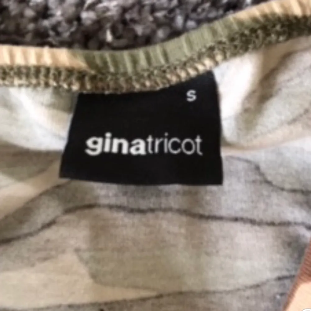 Ett kamouflage färgat linne från Gina tricot, i storleken S.✨Säljer då det är för stort för mig✨köptes runt hundralappen. Köparen står för frakten!📦🎀 . Toppar.