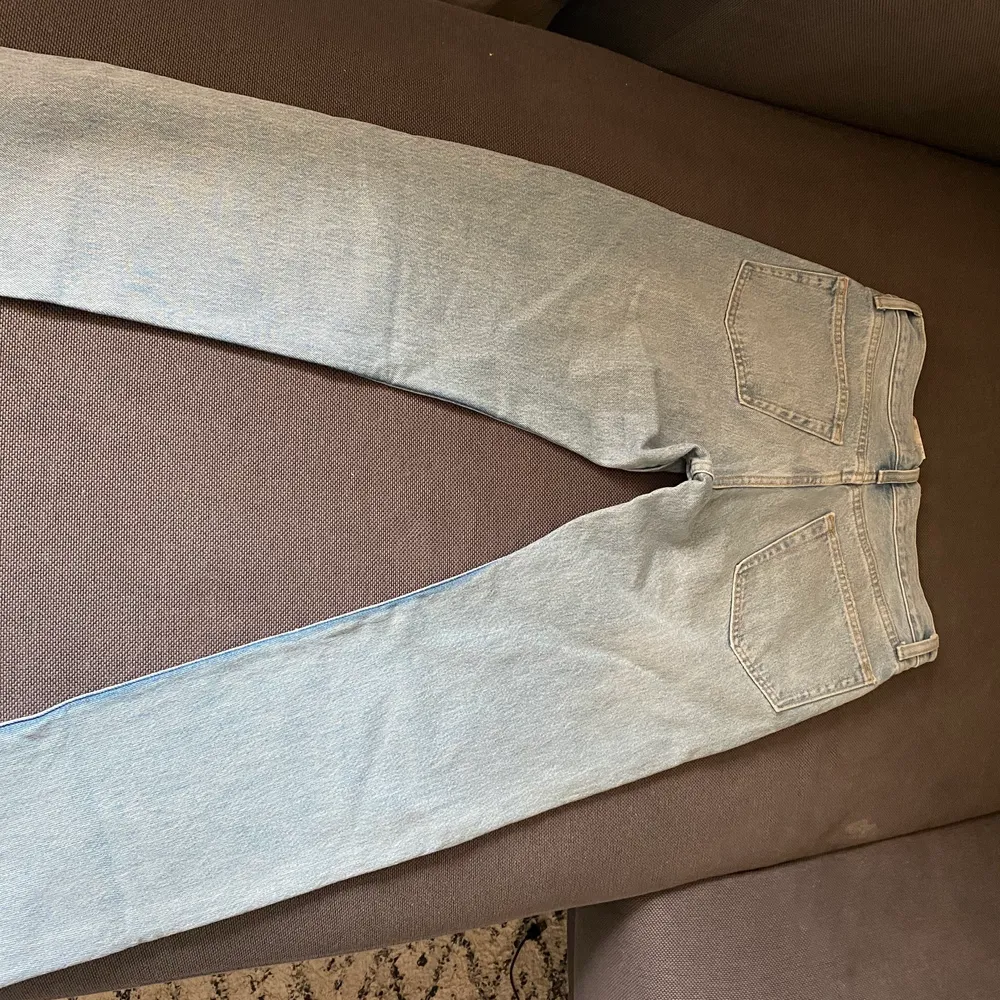 Ett par zara jeans som är ljusblå och passformen är mer åt loose fit hållet. Byxorna är i storlek 34 men passar en 36:a också! . Jeans & Byxor.