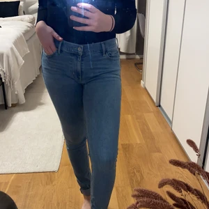 Lågmidjade jeans - Storlek 38. Aldrig använda!!✨ formar rumpis!!🥰