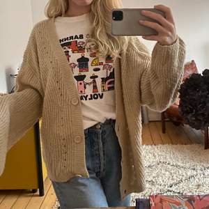 Sparsamt använd superfin beige kofta från H&M!! Strl XL men sitter perfekt på mig som önskade en oversized fit❤️‍🔥bär allt från strl xs-m oftast i stickat helt beroende på vad för tröja o vilken fit jag önskar. 