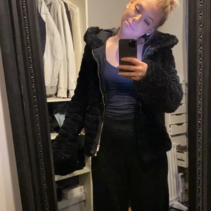 Päls jacka  - Säljer en fake päls jacka. Den är jätte fin i storlek S. Den har en stor luva. Du får plats med tjock tröja under. 