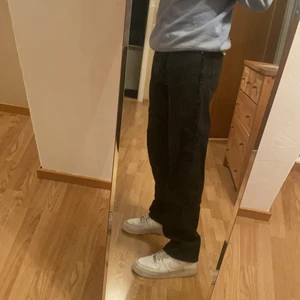 Weekday space jeans svarta - Svarta weekday space jeans, nästan helt nya använt någon gång men säljer då de är för stora. Frakt står köparen för