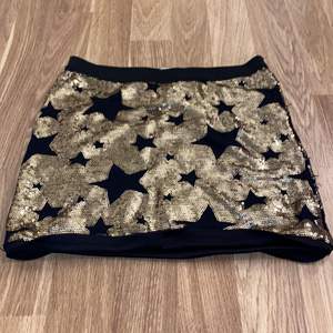 Guldig kjol med stjärnor från Lindex i storlek 134/140. Har används ca 5-10 gånger 2018-2019 (köparen står för frakt).