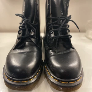 Äkta dr Martens kängor - Säljer mina äkta Dr martens kängor! I mycket bra skick. Använd 1-2 gånger. Köpt från Dr Martens 