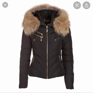 Hollies jacka äkta päls. - Hollies jacka i storlek 38, kan användas av 36-40. Väldigt bra skick, nästan som ny. Nypris: 3499kr, mitt pris: 2000kr. Priset går att diskutera vid snabb affär.