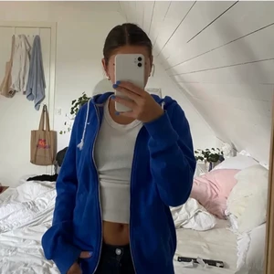 Blå Nike kofta  - Säljer denna super snygga blåa Nike hoodien med zip💙 lägger upp igen pågrund av oseriös köpare. Om du vill lägga bud gör det här då inte privat 💙 Storlek M skulle säga att den passar en XS-M💙 köpt för 666kr