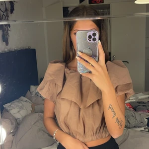 Topp Gina Tricot  - Superfin topp från Gina. Älskar färgen på denna men toppen är lite för ”fluffig” för min smak. Den går att bära på många olika sätt och är väldigt snygg nu till hösten! 🤎