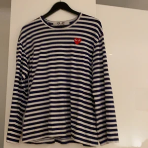 Cdg tröja - En cdg tröja i bra skick, den är storlek Xl men passar M