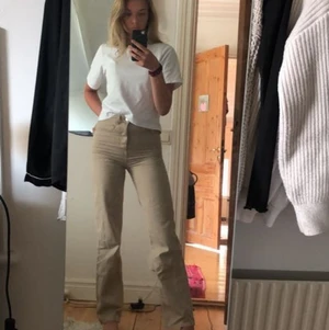 Jeans - Säljer dessa beiga galet snygga jeansen då dom tyvärr blivit för små:( fint skick!  Säljer för 60 kr+ frakt (pris är diskuterbart)