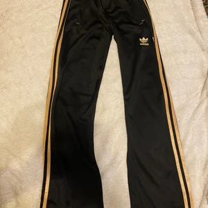 Adidasbyxor - helt nya  - Helt nya Står medium men mer som S ; anledning varför de endast nästan provat på och i bästa skick. 