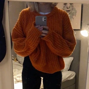 Stickad sweatshirt - Säljer denna fina och höstiga stickade sweatshirten ifrån Lindex! Så mysig och gosig perfekt nu till hösten🧡