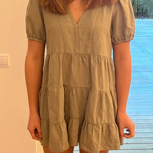 Zara klänning  - Denna populära zara klänningen i grön färg (visas bäst på tredje bilden). Storleken är L men skulle säga att den passar alla storlekar från typ S-L. I väldigt gott skick, knappt använd 💗