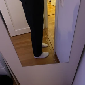 Svarta baggy cargobyxor i storlek 33 - Säljer mina nästintill oanvända cargobyxor i superbra skick. Storlek 33.