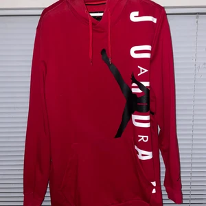 Air Jordan Hoodie - Röd Air Jordan Hoodie. XL, lång i storlek 