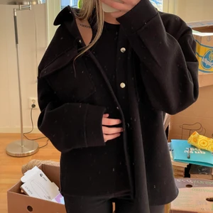 Kortare Kappa - En svart lite kortare kappa från gina tricot!! Köpt förra året, storlek M på jackan för jag tycker om när den är lite mer oversized, passar även S💖