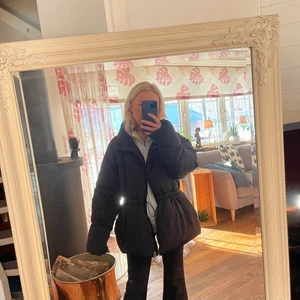 Supervarm vinterjacka  - Säljer denna skit sköna och varma vinterjackan. Jätte fint skick, inga hål eller fläckar. Står storlek XL i jackan men passar även mindre storlekar beroende på hur man vill att den sitter. Går att justera den i midjan och som ni ser på bilden har jag dragit åt den.